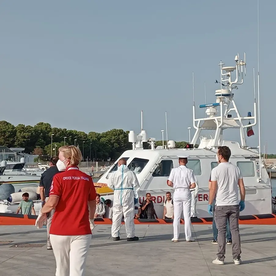 Sbarco migranti a Roccella, c'è anche una bimba di sei mesi