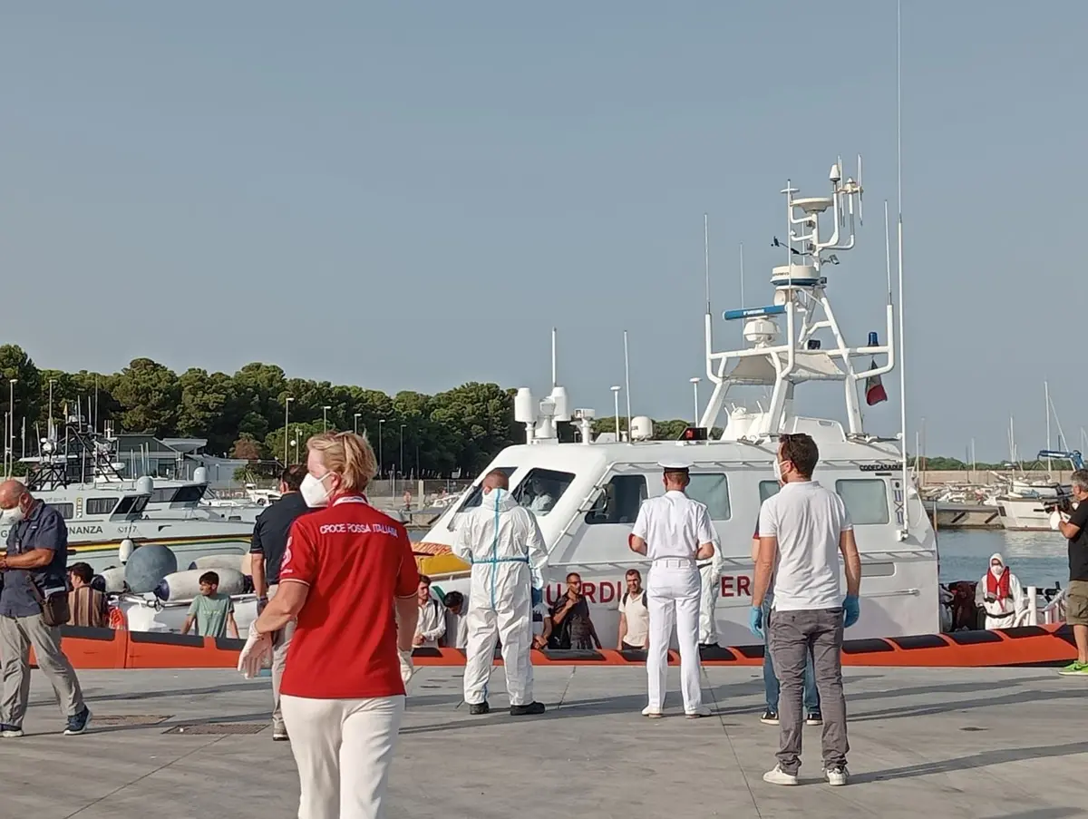 Sbarco migranti a Roccella, c'è anche una bimba di sei mesi