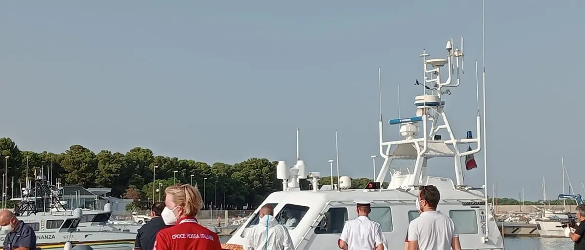 Sbarco migranti a Roccella, c'è anche una bimba di sei mesi