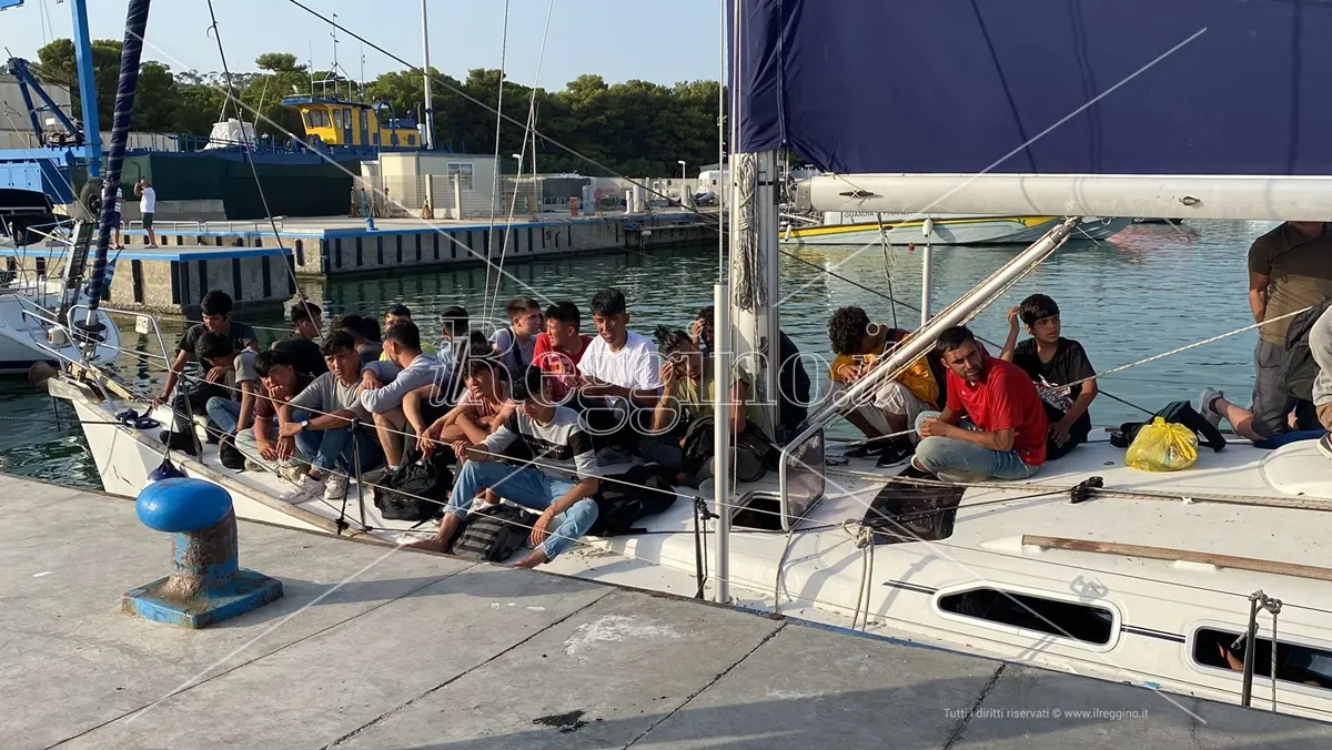 Alla guida di una veliero di migranti sbarcati a Roccella, chiesti 10 anni di carcere per due scafisti