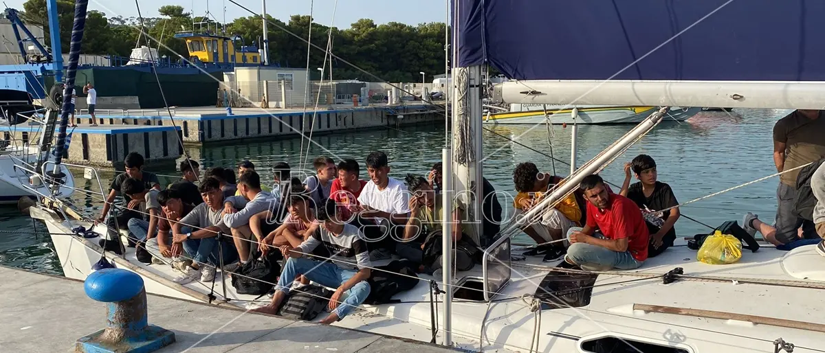Alla guida di una veliero di migranti sbarcati a Roccella, chiesti 10 anni di carcere per due scafisti