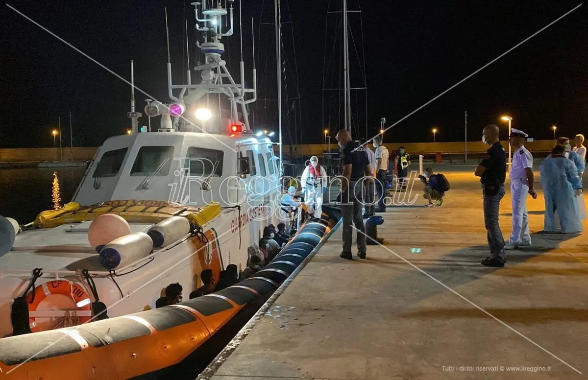 Roccella, nuovo sbarco nella notte: soccorsi altri 83 migranti