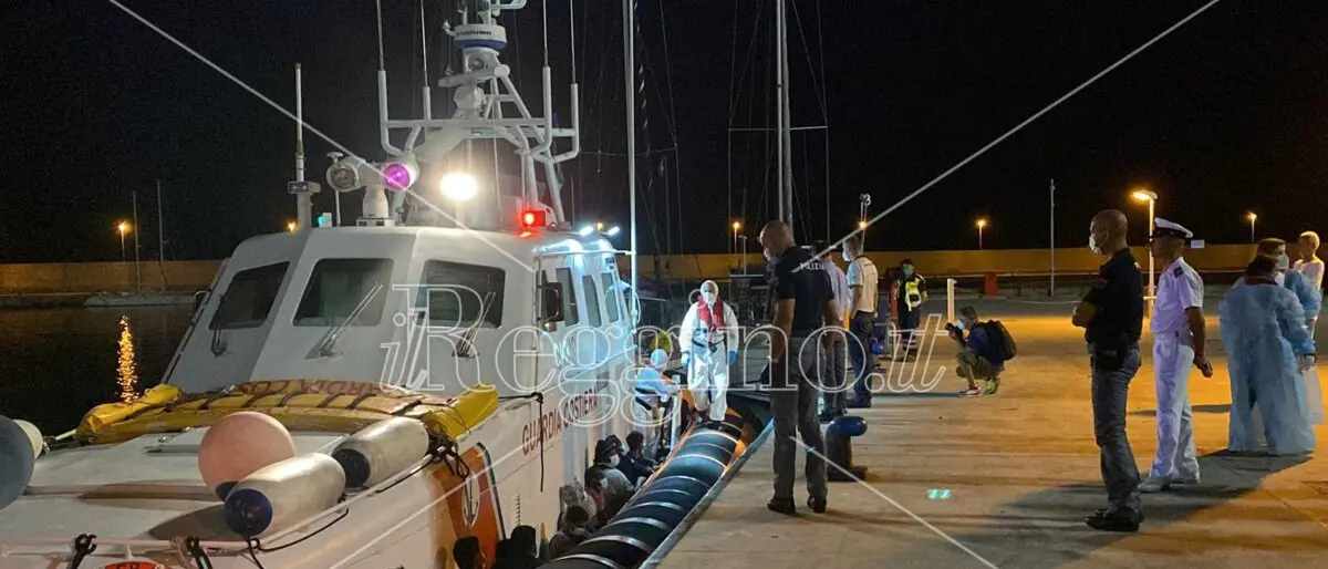 Locride, riprendono gli sbarchi di migranti: salvate a Roccella 91 persone