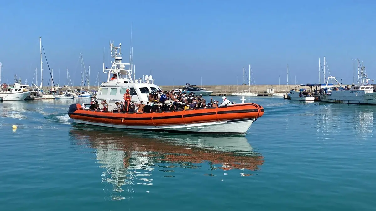 Migranti, arrivati altri 61 al porto di Roccella Jonica