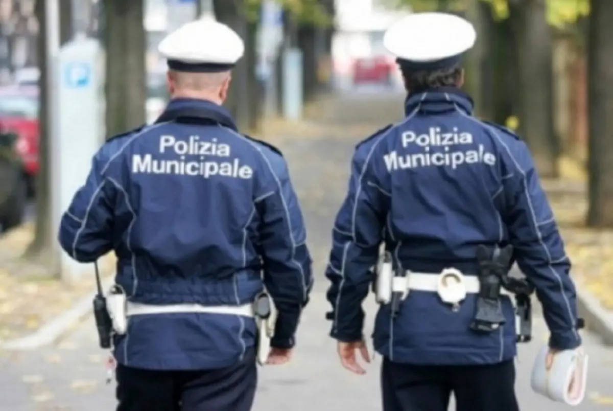 Reggio, investe pedone 92enne e fugge: Polizia Locale sulle tracce dell'automobilista