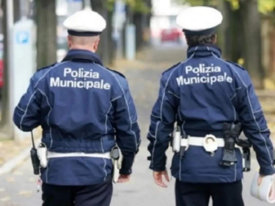 Cosenza, testata in pieno volto ad un agente di Polizia locale. Fermato un uomo