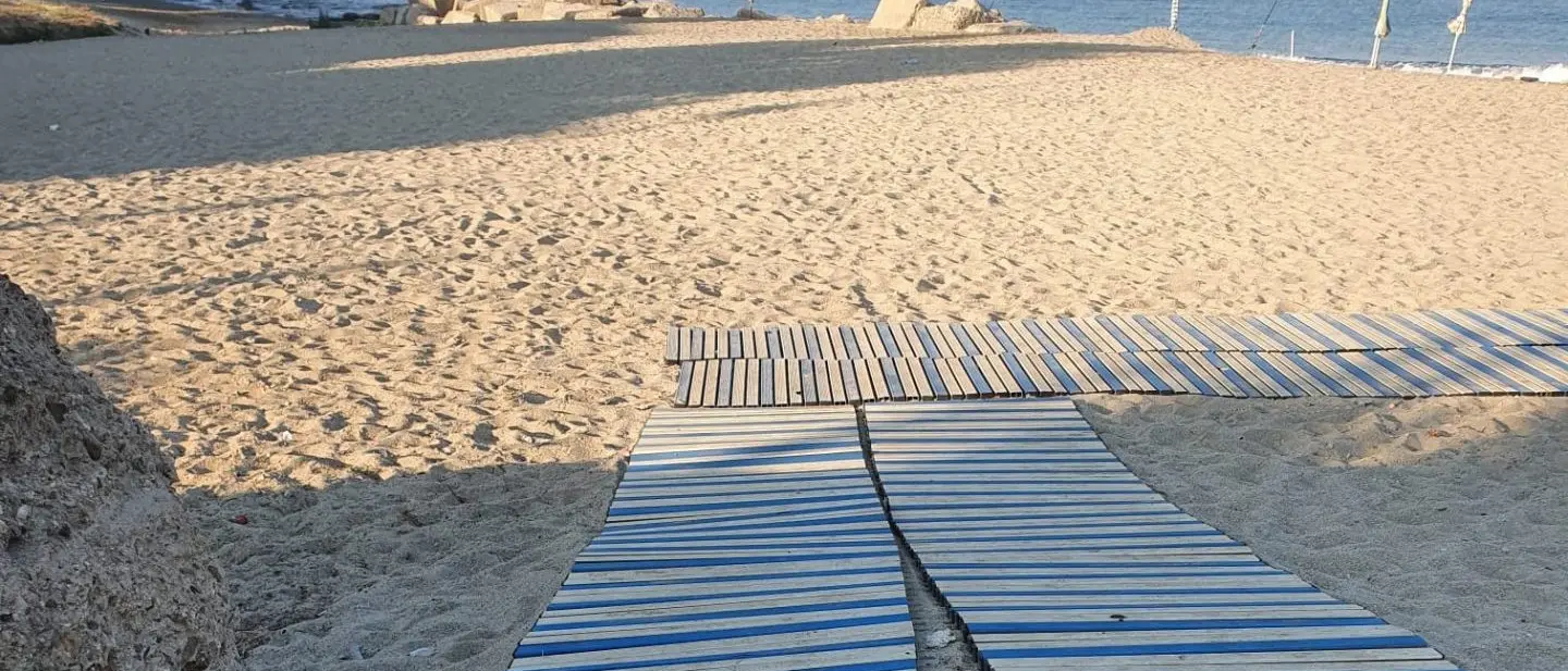 Disabilità e assistenza, a Caulonia prende il via il progetto \"Una spiaggia per tutti\"