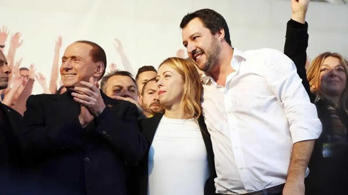 Il segretario della Lega Nord, Matteo Salvini (D), con Silvio Berlusconi e Giorgia Meloni sul palco allestito in Piazza Maggiore a Bologna, 8 novembre 2015. ANSA/GIORGIO BENVENUTI , ANSA