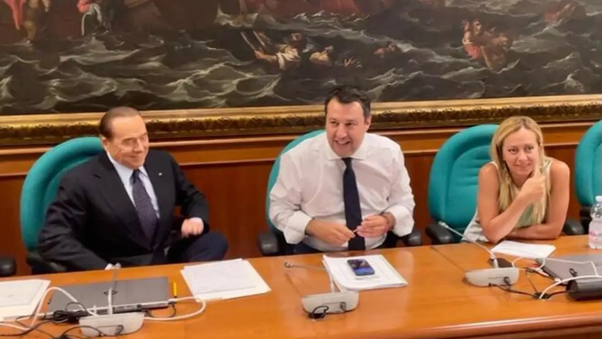Silvio Berlusconi, Matteo Salvini e Giorgia Meloni seduti accanto e sorridenti sotto la mega tela della Battaglia di Lepanto che campeggia nella sala Salvadori di Montecitorio, 27 luglio 2022. E\\' un\\'immagine dei leader del centrodestra diffusa dallo staff della Lega durante il vertice della coalizione riunita in versione allargata in vista delle prossime elezioni, e ospitata negli spazi della Lega alla Camera. ANSA / Ufficio stampa Lega +++ ANSA PROVIDES ACCESS TO THIS HANDOUT PHOTO TO BE USED SOLELY TO ILLUSTRATE NEWS REPORTING OR COMMENTARY ON THE FACTS OR EVENTS DEPICTED IN THIS IMAGE; NO ARCHIVING; NO LICENSING +++ , ANSA