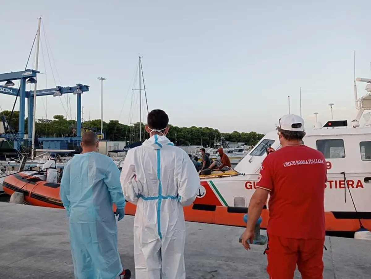 Roccella, nuovo sbarco: soccorsi altri 75 migranti
