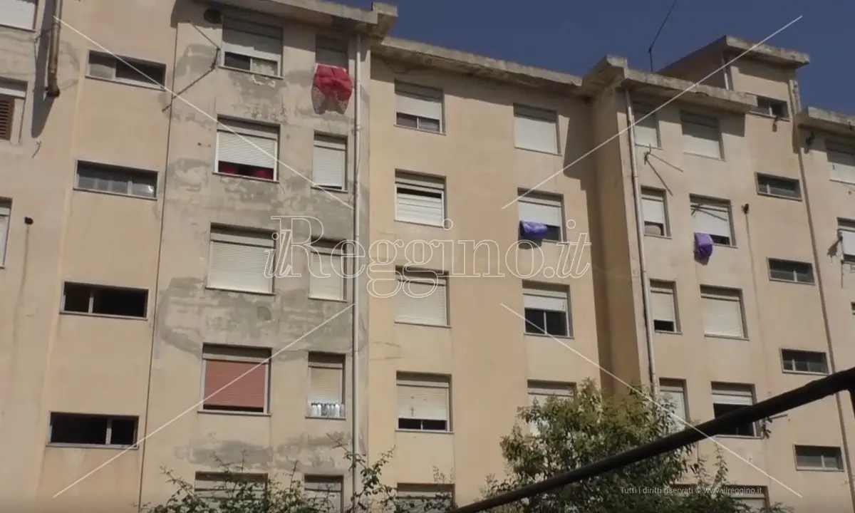 Reggio, rifiuti e alloggi popolari ad Arghillà: «Il Comune ripulisca e finalizzi il progetto Pinqua» - VIDEO