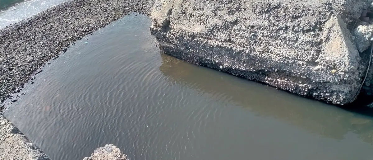 Villa San Giovanni, fogna e rifiuti sulla spiaggia dietro la stazione