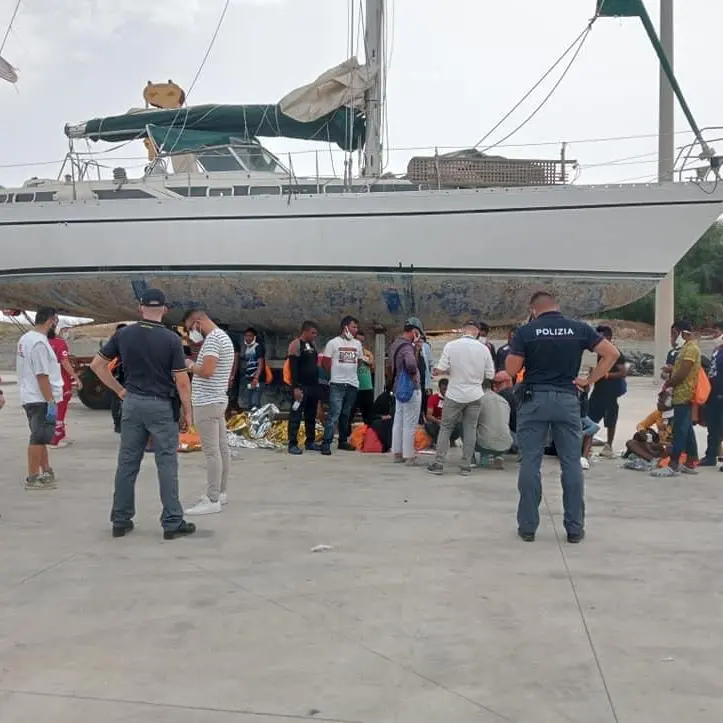 Sbarchi a Roccella Jonica, 120 migranti soccorsi in poche ore