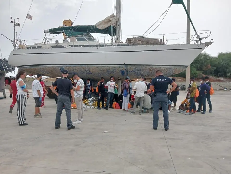 Sbarchi a Roccella Jonica, 120 migranti soccorsi in poche ore