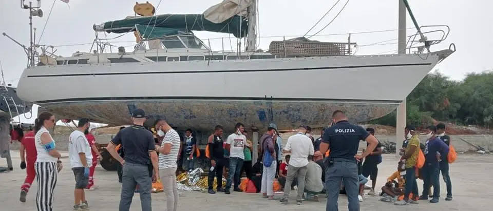 Sbarchi a Roccella Jonica, 120 migranti soccorsi in poche ore