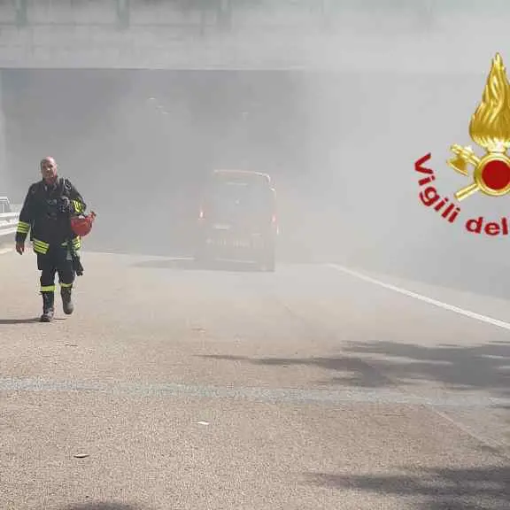 Gerace, camper prende fuoco in galleria: in corso l'intervento dei vigili del fuoco