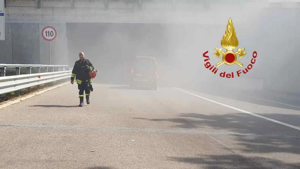 Gerace, camper prende fuoco in galleria: in corso l'intervento dei vigili del fuoco