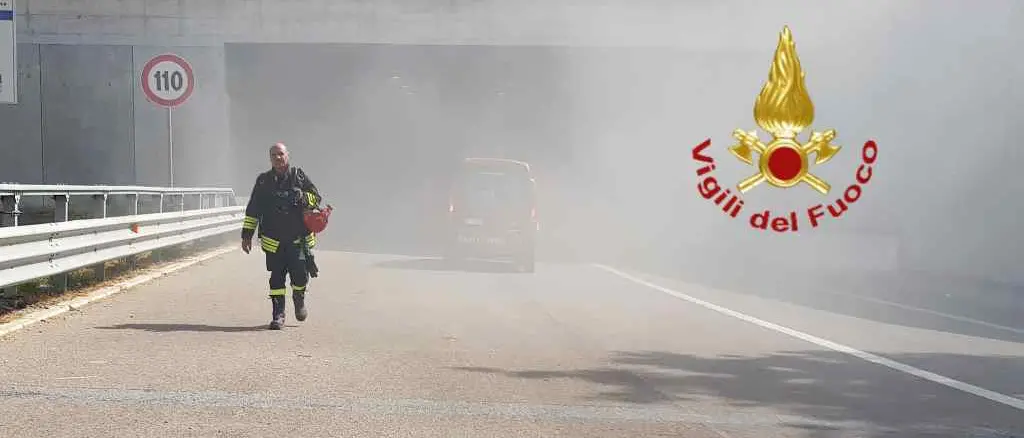 Gerace, camper prende fuoco in galleria: in corso l'intervento dei vigili del fuoco
