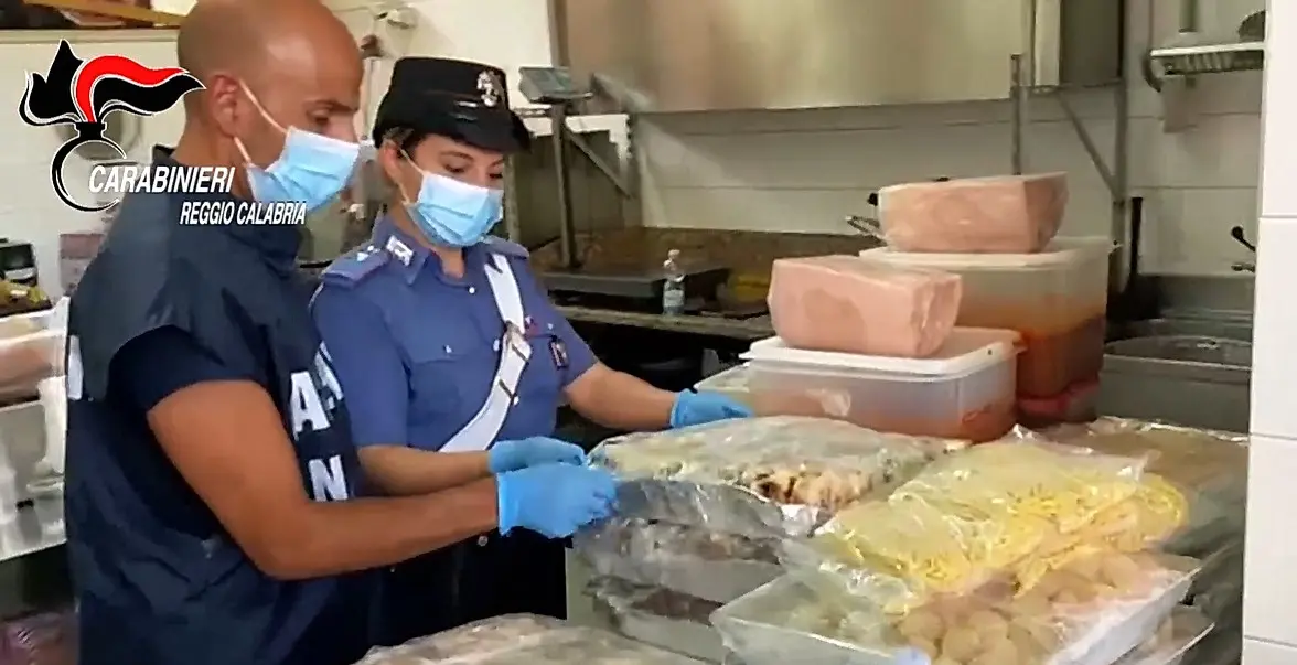 Scilla, sequestrata una tonnellata di alimenti avariati: deferito titolare di due stabilimenti balneari - VIDEO