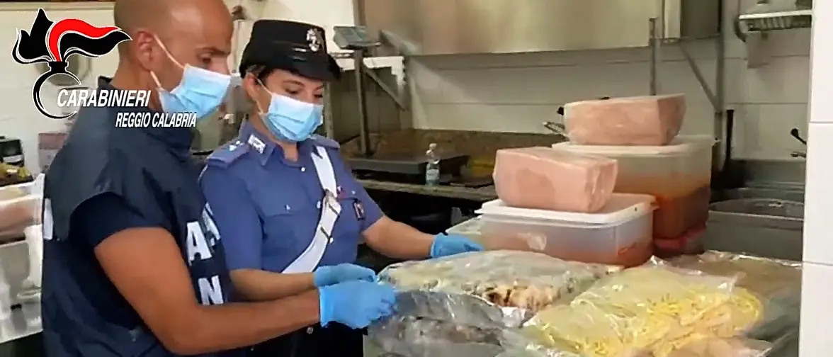 Scilla, sequestrata una tonnellata di alimenti avariati: deferito titolare di due stabilimenti balneari - VIDEO