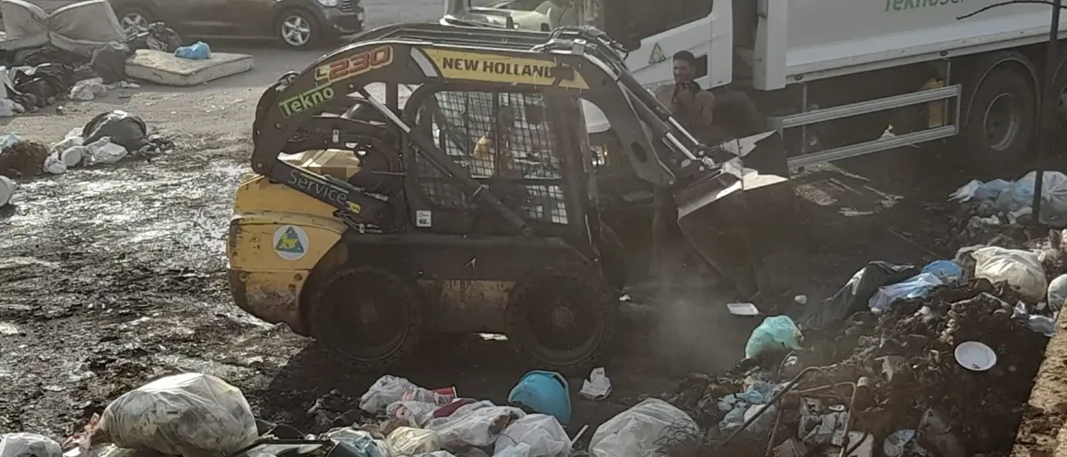 Arghillà, via alla bonifica: ruspe in azione per rimuovere montagne di rifiuti - FOTO