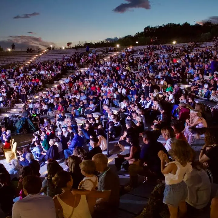 Locri, inaugurato il teatro all’aperto con la voce della soprano internazionale Carly Paoli