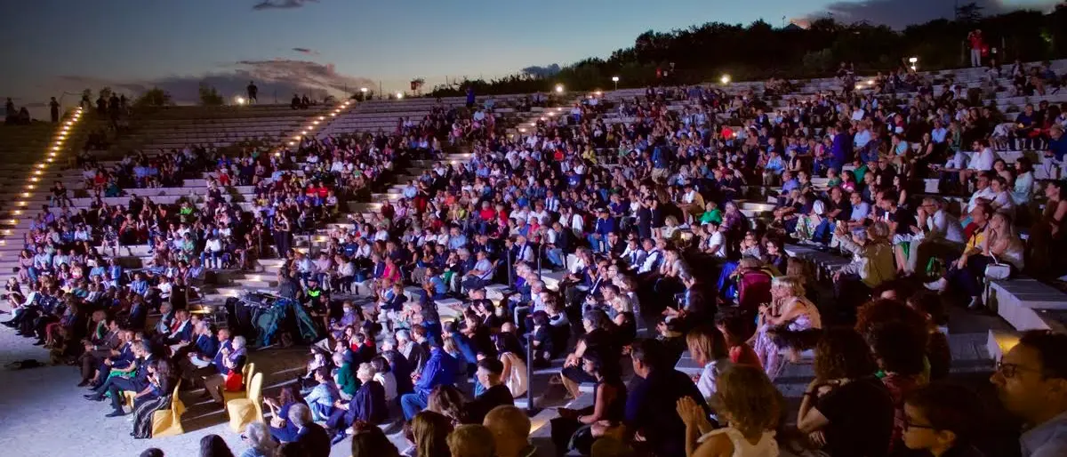 Locri, inaugurato il teatro all’aperto con la voce della soprano internazionale Carly Paoli