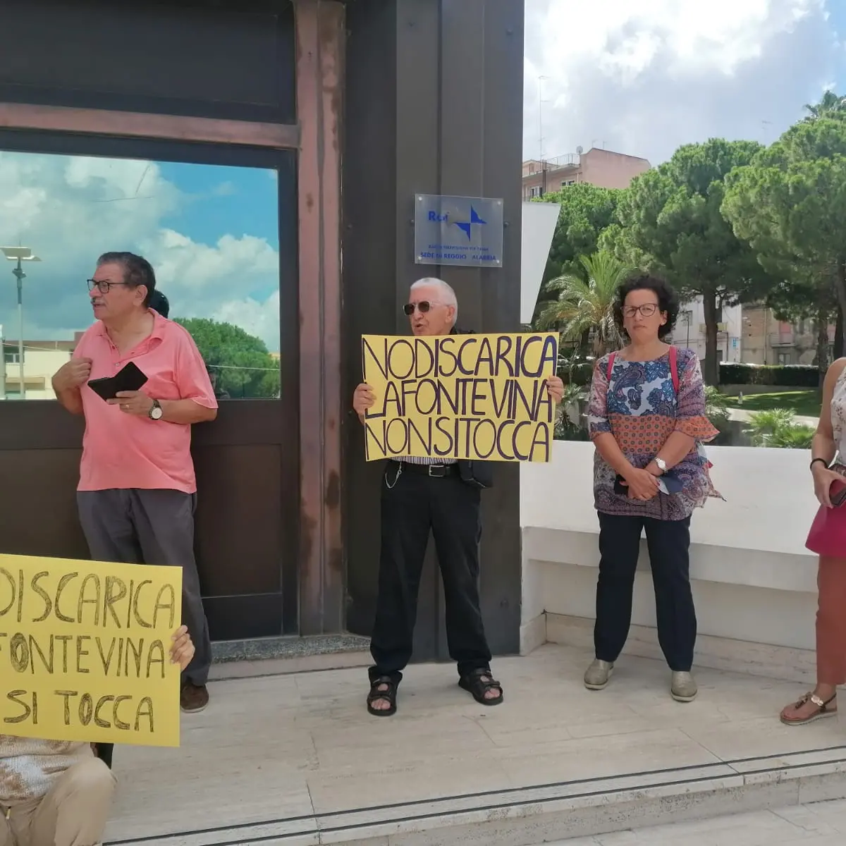 Discarica La Zingara, protesta fuori dal Consiglio regionale: «Così ci avvelenano»