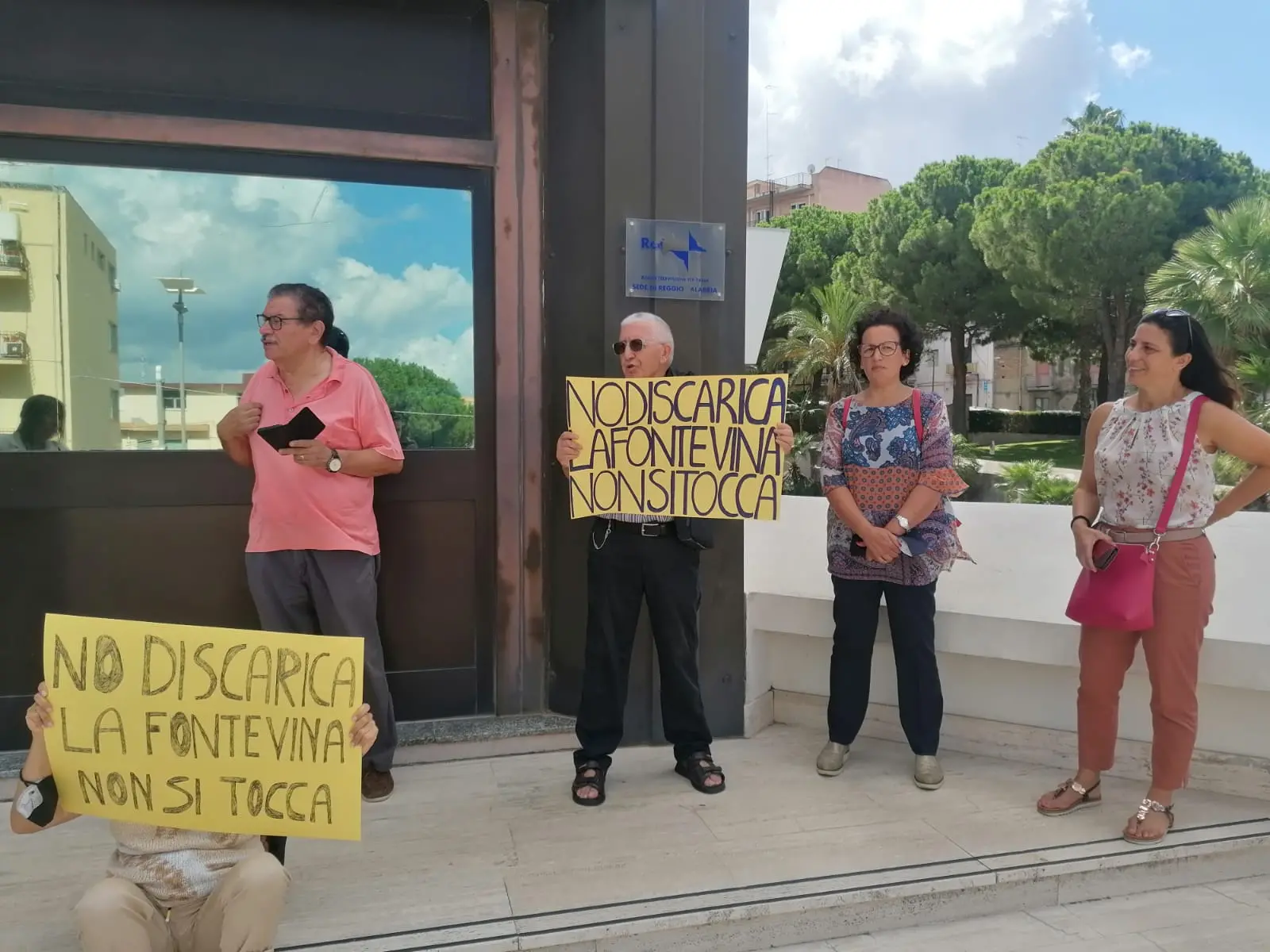 Discarica La Zingara, protesta fuori dal Consiglio regionale: «Così ci avvelenano»