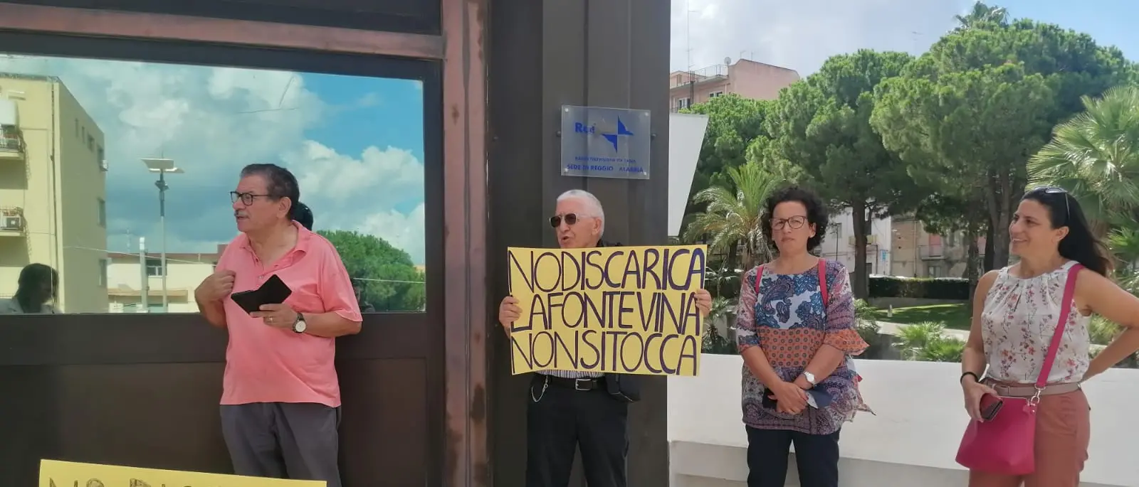 Discarica La Zingara, protesta fuori dal Consiglio regionale: «Così ci avvelenano»