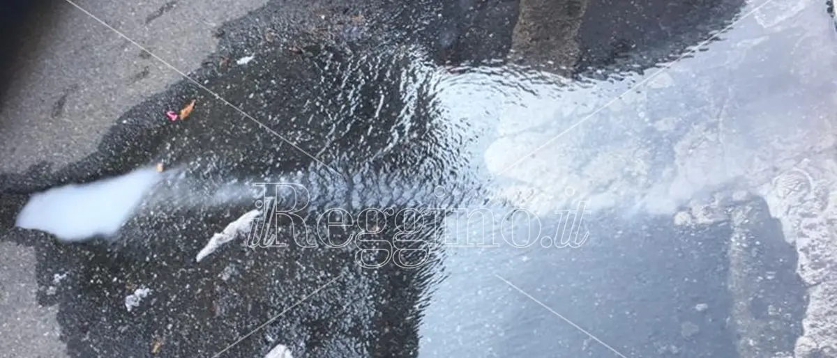 Reggio, da quasi un mese una copiosa perdita d'acqua in via Caprera