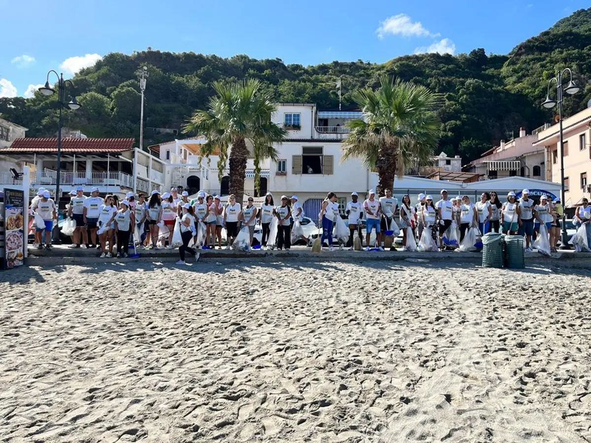 Scilla, spiaggia pulita dalla cittadinanza