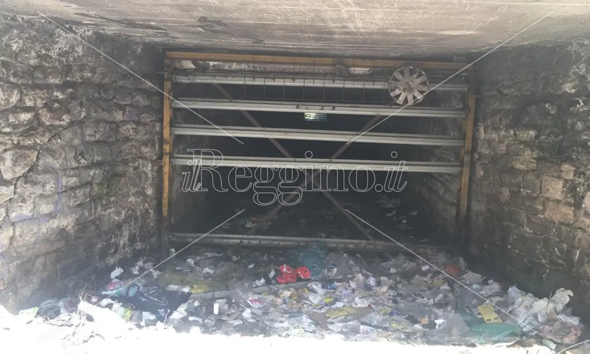 Reggio, lo spettro del degrado di un tempo nei pressi del sottopasso ormai chiuso - FOTO