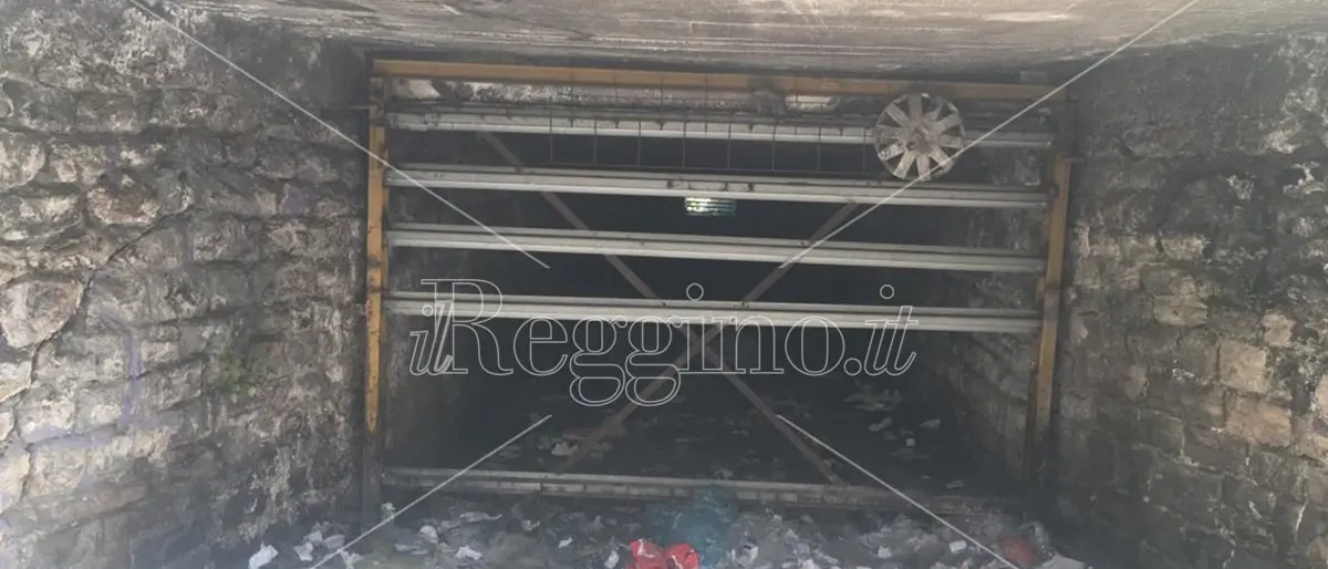 Reggio, lo spettro del degrado di un tempo nei pressi del sottopasso ormai chiuso - FOTO