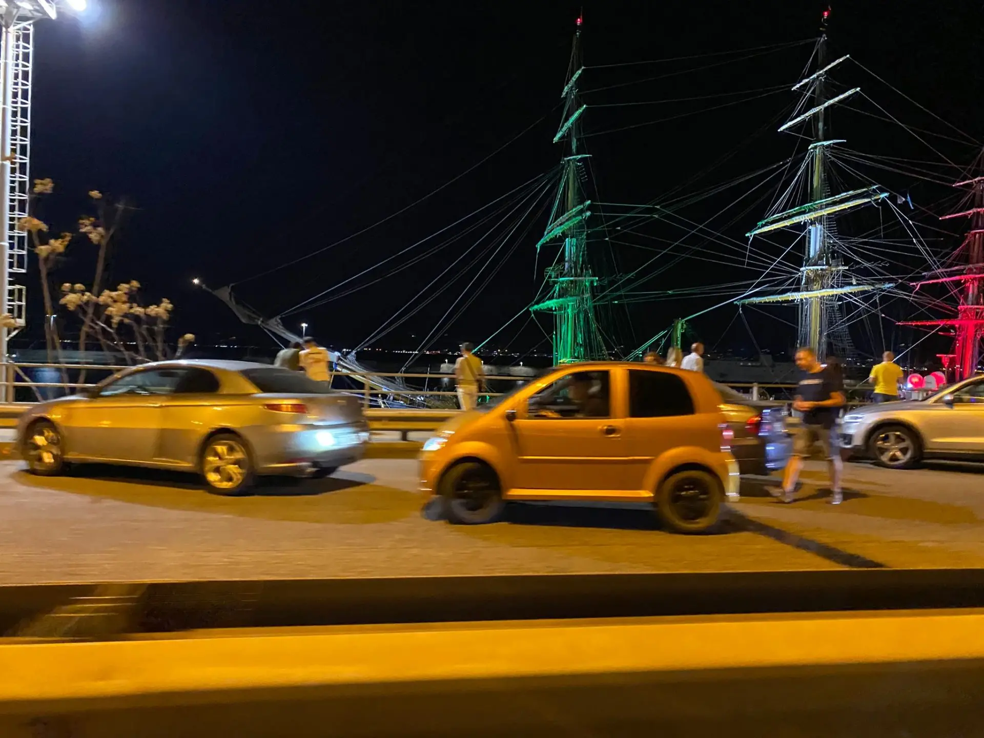 Reggio, parcheggi folli per vedere la Amerigo Vespucci: rischio incidenti in tangenziale