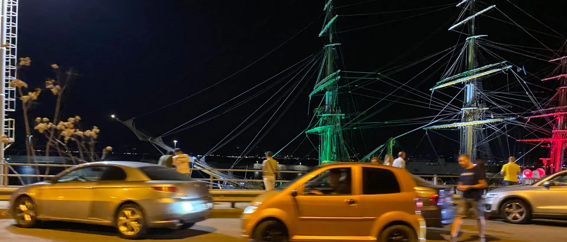 Reggio, parcheggi folli per vedere la Amerigo Vespucci: rischio incidenti in tangenziale