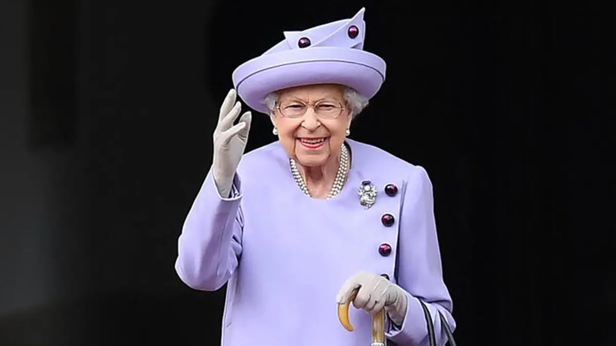 (FILES) In this file photo taken on June 28, 2022 Britain\\'s Queen Elizabeth II waves as she attends an Armed Forces Act of Loyalty Parade at the Palace of Holyroodhouse in Edinburgh, Scotland. - The doctors of Queen Elizabeth II, 96, are \"concerned\" about her health and \"have recommended that she be placed under medical supervision\" at her castle in Balmoral, Scotland, Buckingham Palace said on September 8, 2022. \"Following a further assessment this morning, the Queen\\'s doctors are concerned for Her Majesty\\'s health and have recommended that she remains under medical supervision. The Queen continues to be comfortable and at Balmoral,\" the palace said in a brief statement. (Photo by ANDY BUCHANAN / AFP) , AFP