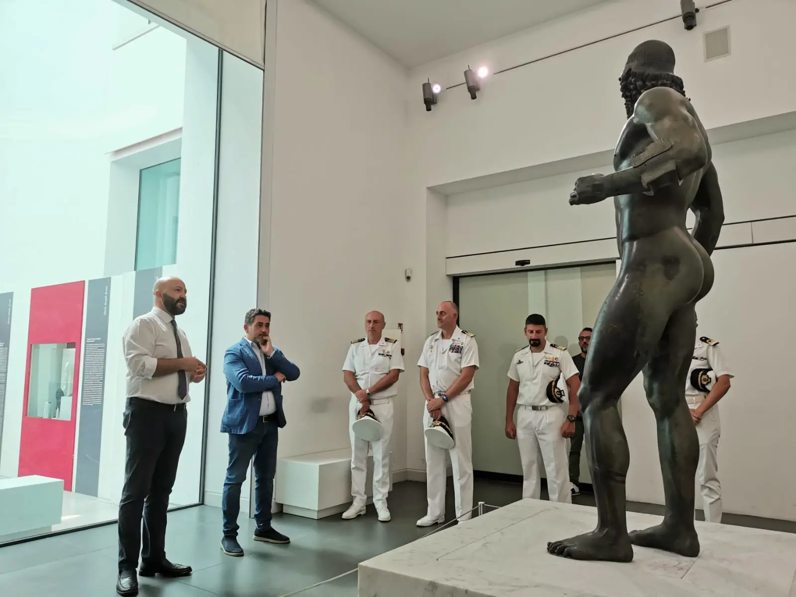 L'Amerigo Vespucci omaggia i Bronzi di Riace