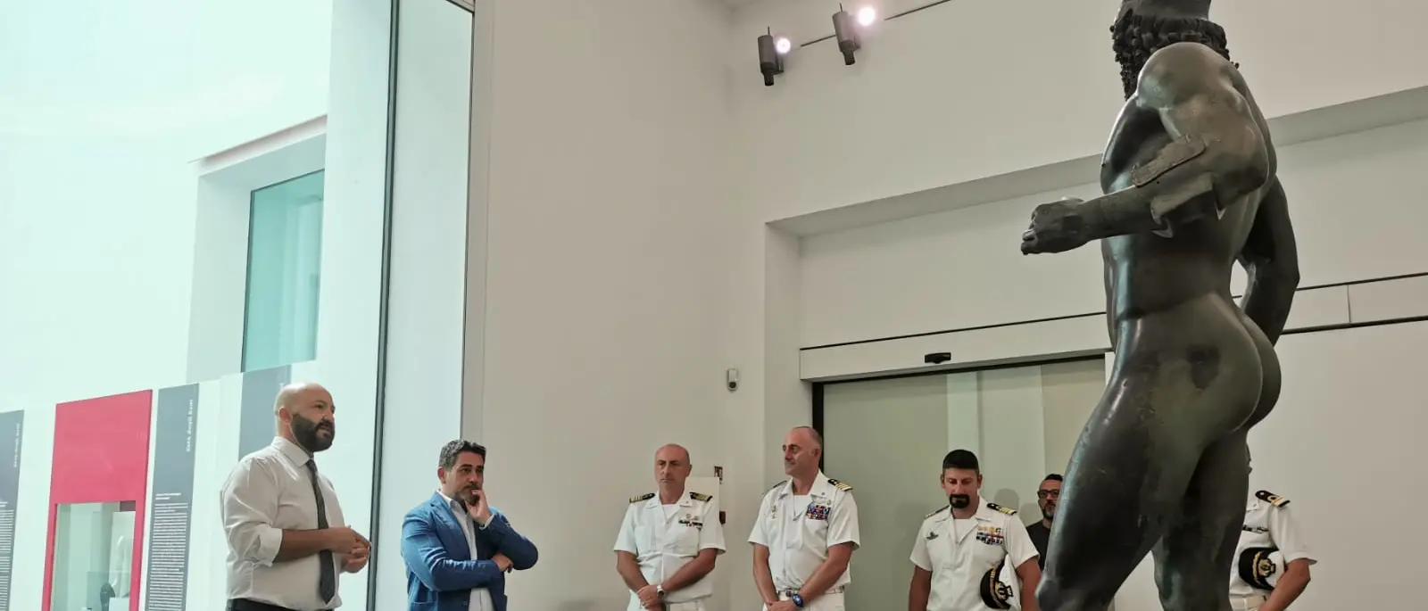 L'Amerigo Vespucci omaggia i Bronzi di Riace