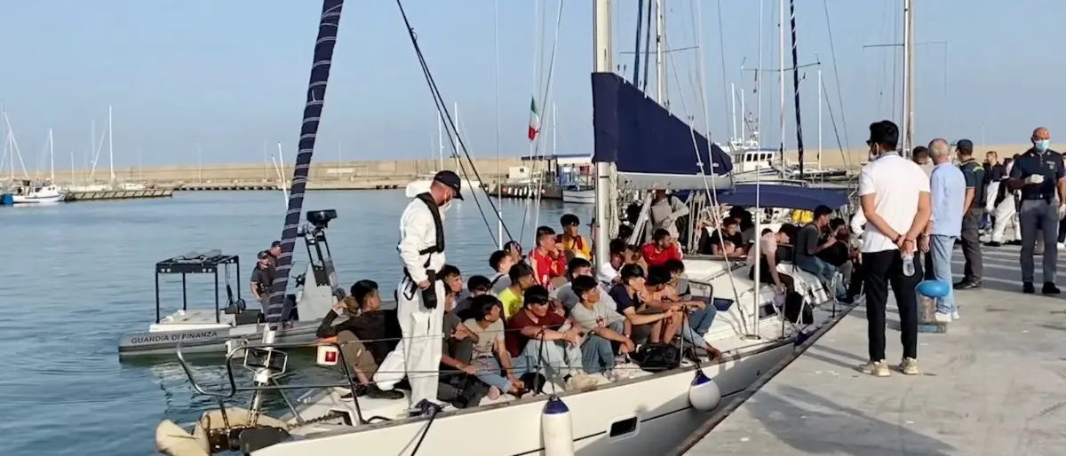 Migranti a Roccella, il sindaco duro con il governo: «Una barzelletta i porti chiusi, l’obbligo è salvare i profughi»