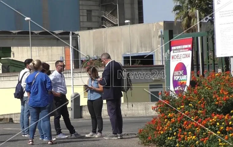 De Magistris e i candidati di \"Unione popolare\" davanti al termovalorizzatore: Conia attacca Arruzzolo e Nesci