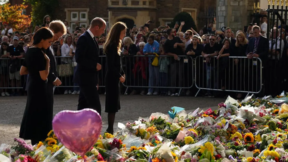 Un post sull\\'account Twitter The Royal Family - The Prince and Princess of Wales and The Duke and Duchess of Sussex meet members of the public and view the flowers and messages that have been left outside Windsor Castle in tribute to The Queen TWITTER/ THE ROYAL FAMILY +++ATTENZIONE LA FOTO NON PUO\\' ESSERE PUBBLICATA O RIPRODOTTA SENZA L\\'AUTORIZZAZIONE DELLA FONTE DI ORIGINE CUI SI RINVIA+++ (NPK) , ANSA