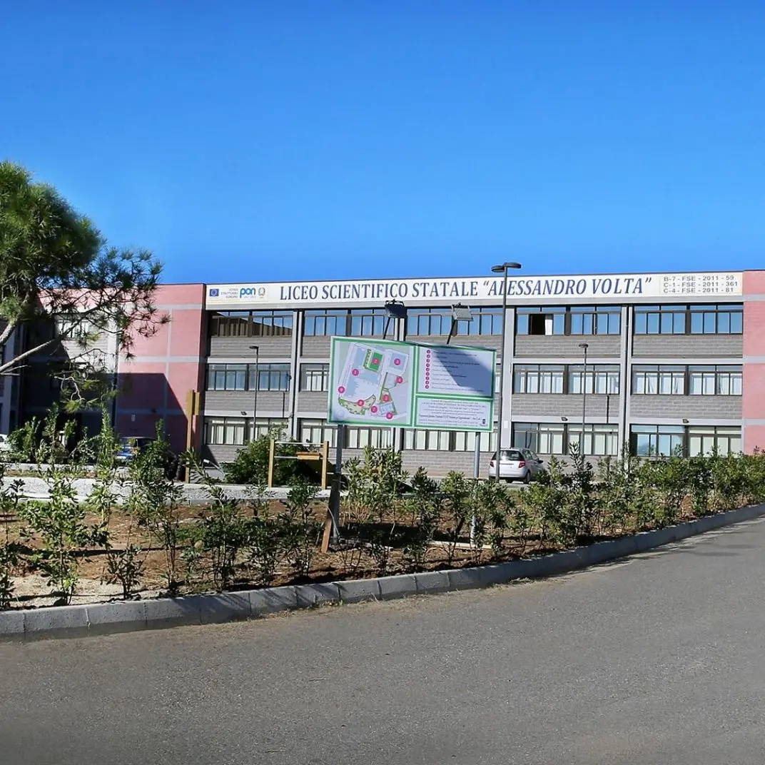 La scuola sta per ricominciare. Il Liceo \"Volta” parte dal piano trasporti e viabilità