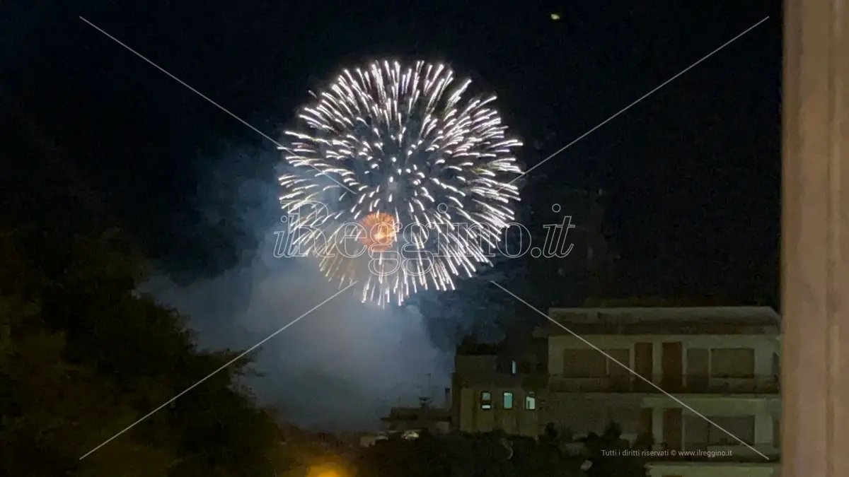 Festa della Madonna a Reggio, i fuochi d'artificio illuminano lo Stretto - VIDEO