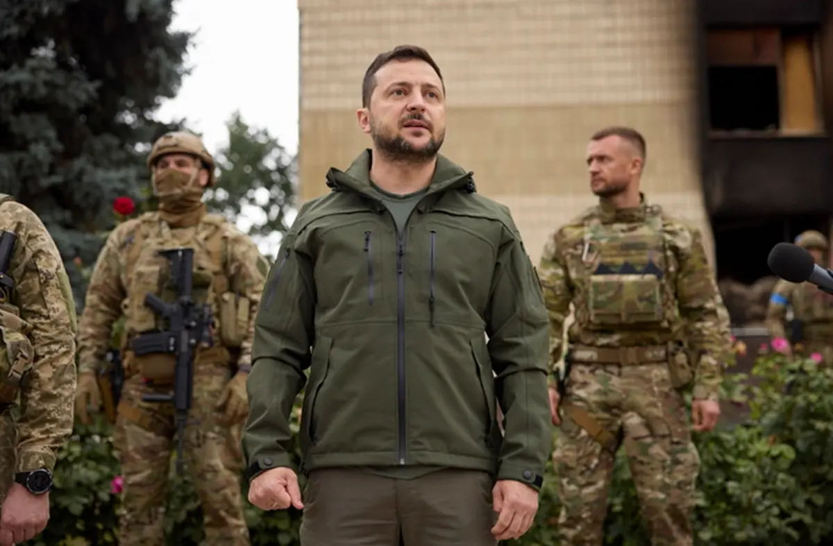 Ucraina, incidente d'auto per Zelensky: «Non è ferito in modo grave»