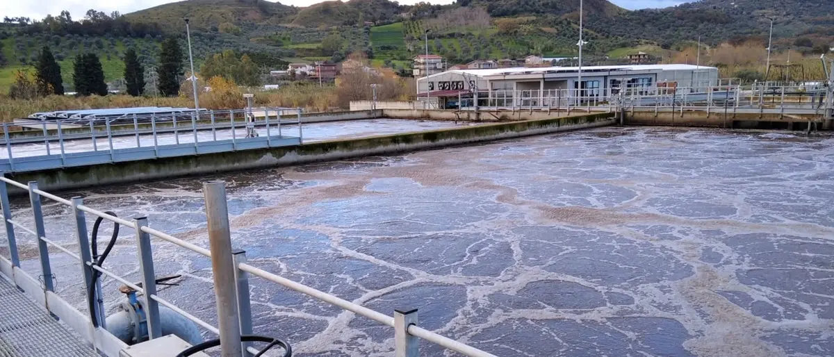 Calabria, gestivano illecitamente i depuratori, risparmiavano inquinando l’ambiente: 17 arresti - NOMI