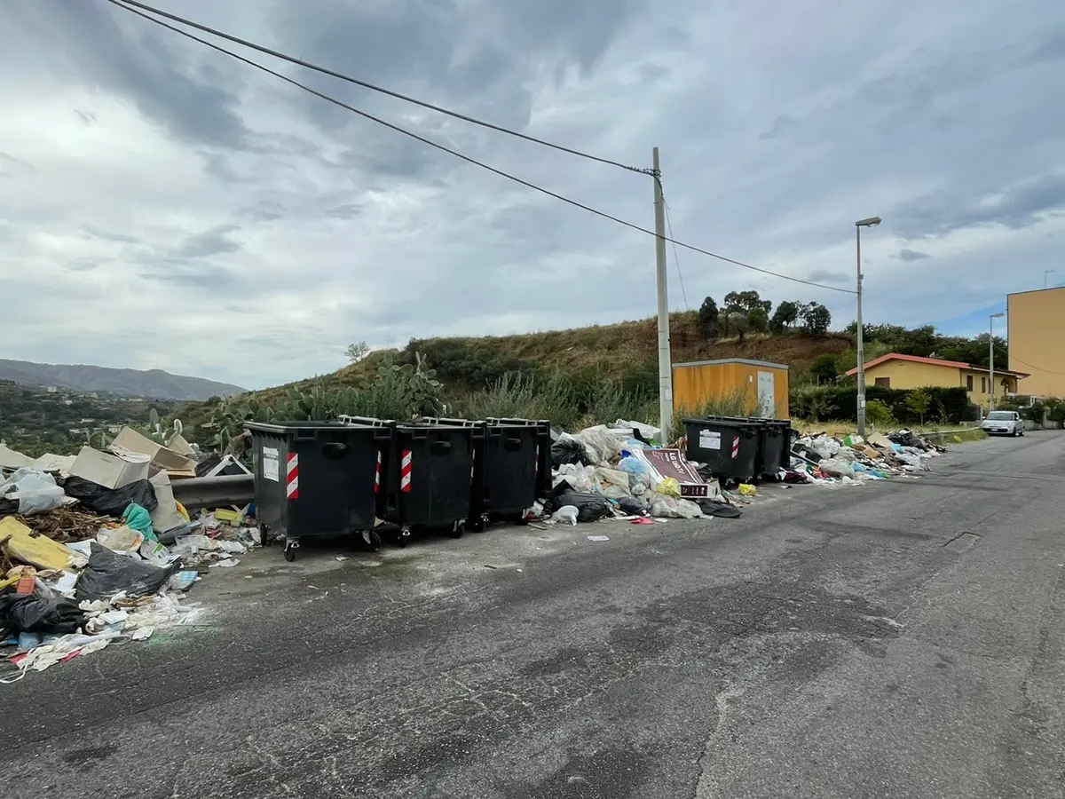 Reggio, a Sala di Mosorrofa strade invase dalla spazzatura