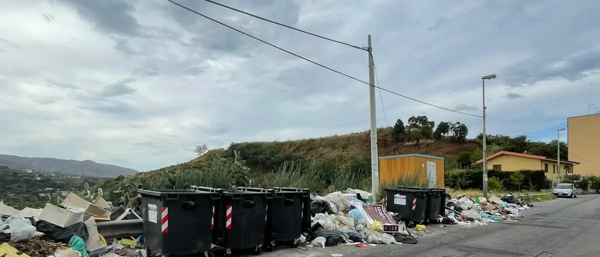 Reggio, a Sala di Mosorrofa strade invase dalla spazzatura
