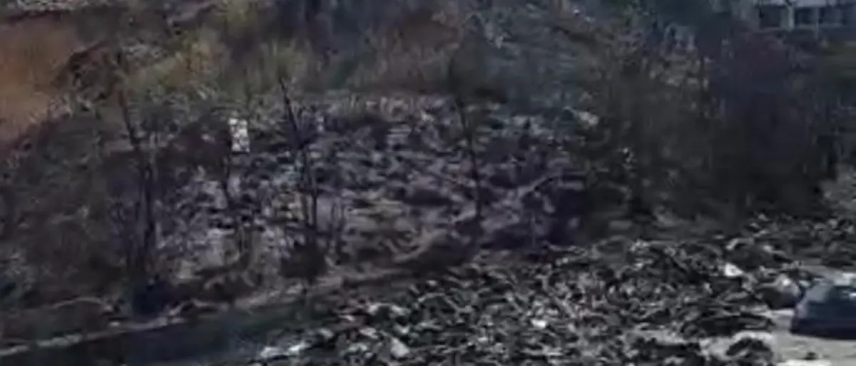 Reggio, rifiuti in cenere e strada chiusa a San Leo