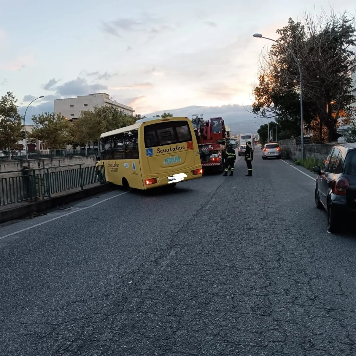 Incidente a Reggio Calabria, scuolabus perde il controllo sul Calopinace